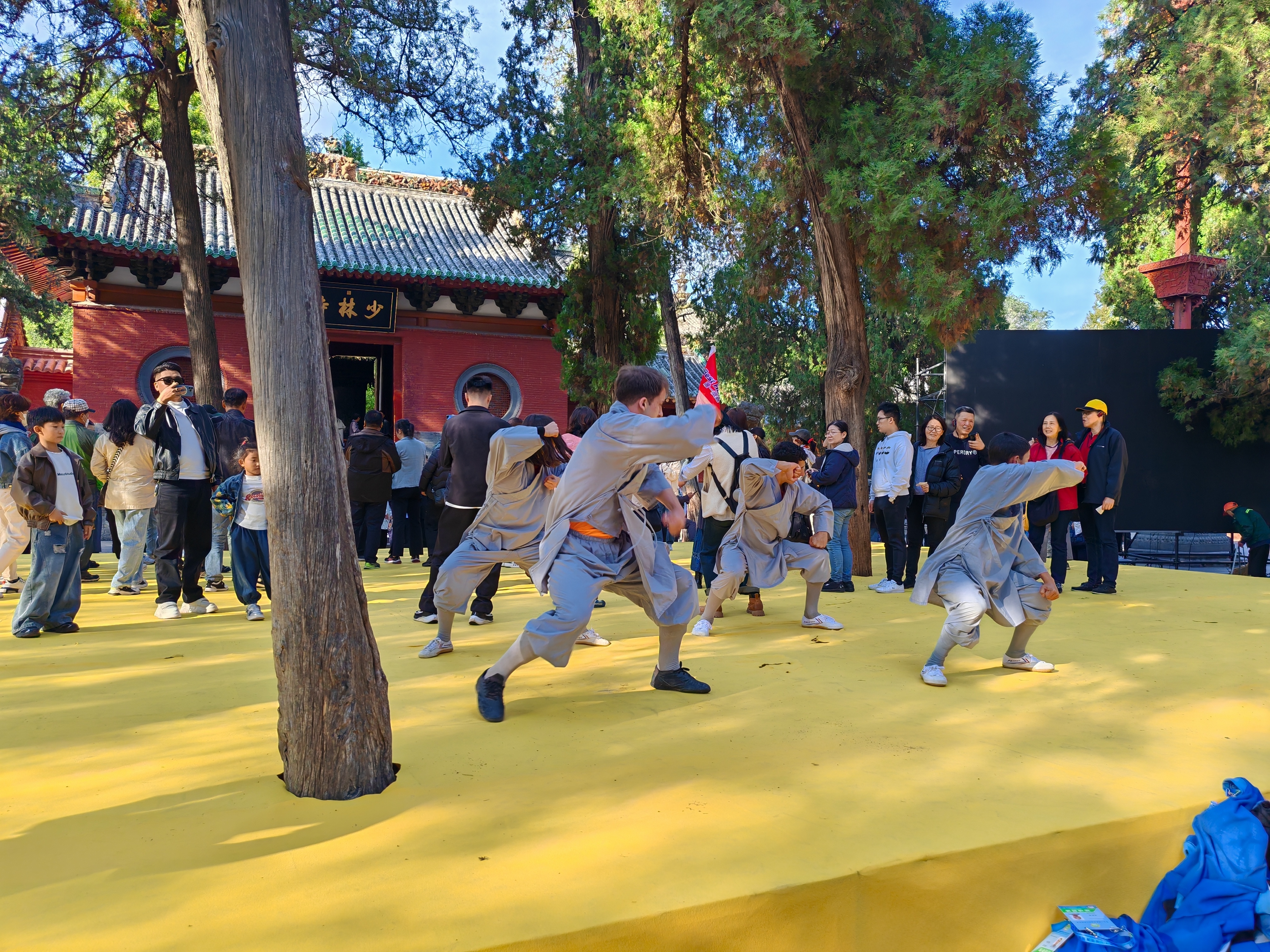 外国武术爱好者在少林寺门前表演 郭世杰 摄