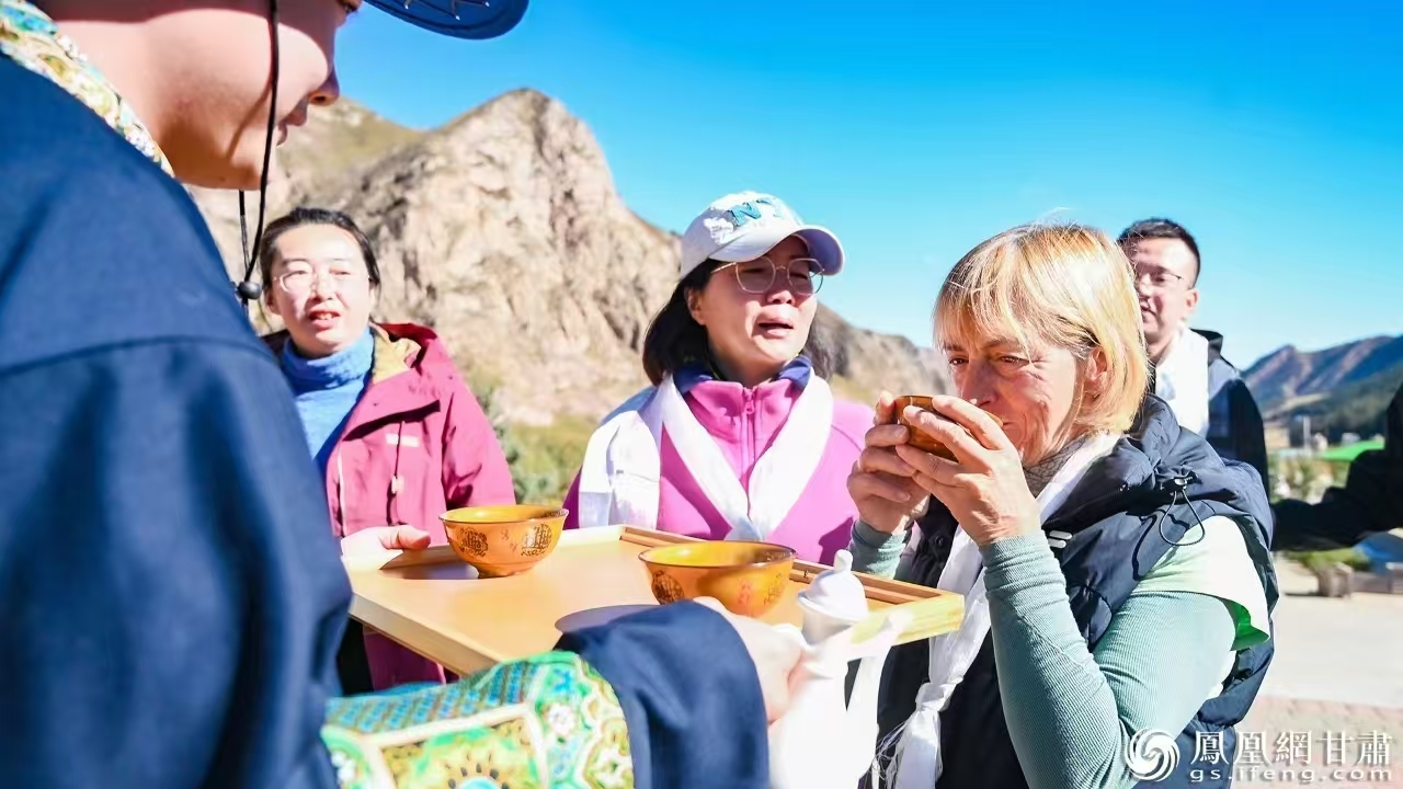 在冰沟河景区，维娜受到热情接待。