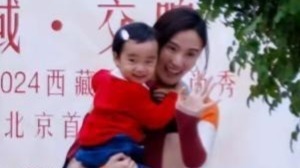 李亚鹏妻子重回模特赛道，携2岁半女儿走秀，夏夏丝毫不怯场封面图