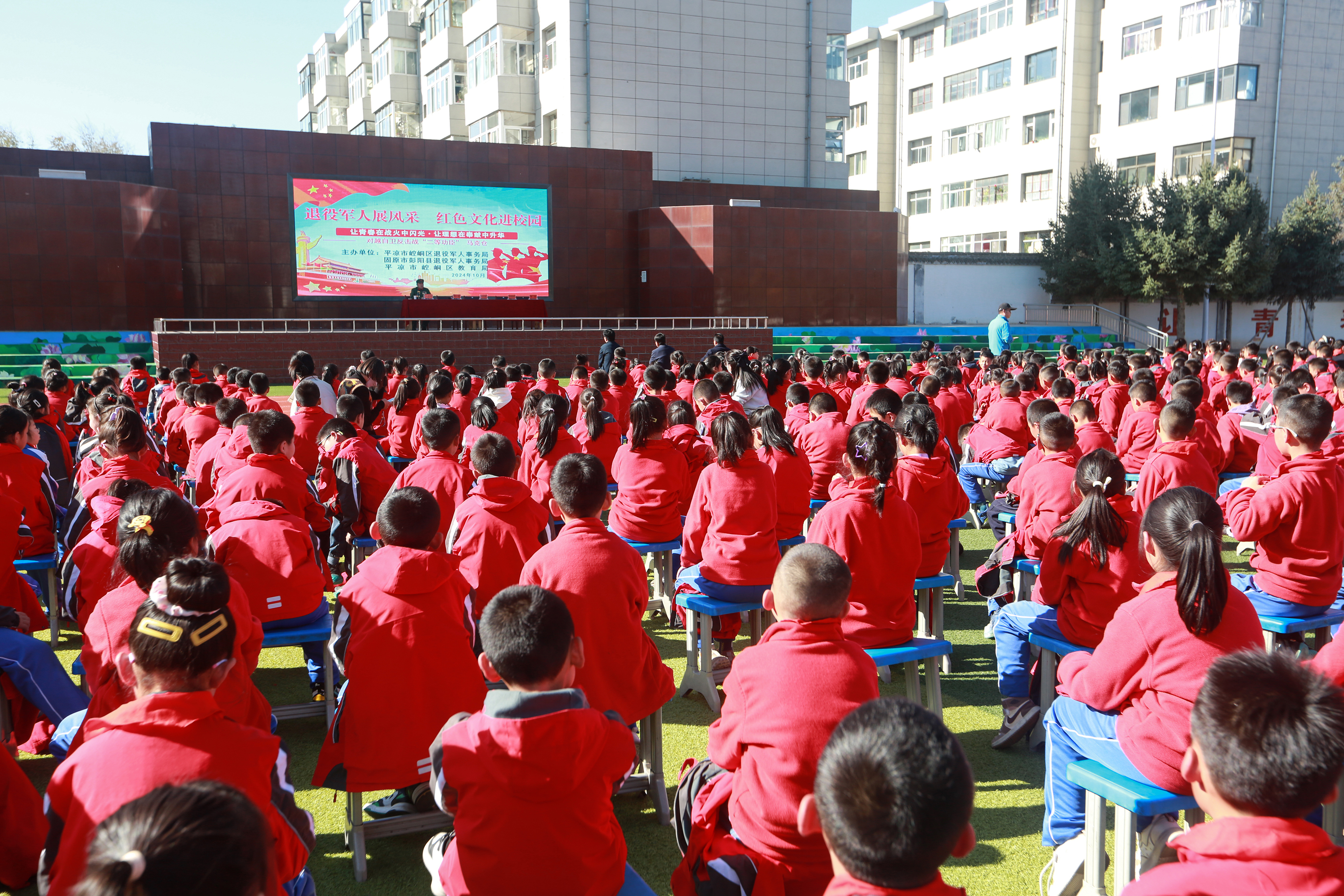 图4-10月23日，甘肃省平凉市崆峒区西大街小学学生在聆听58岁的对越自卫反击战参战老兵、“二等战功”获得者马克仓讲述亲身经历浴血疆场的革命英雄事迹。.jpg