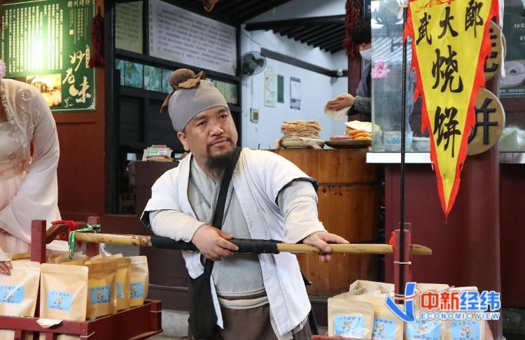 横店影视城“武大郎”卖烧饼。受访者供图