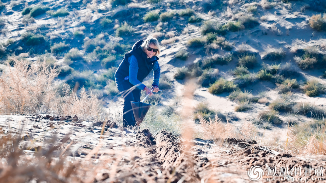 亲身体验沙漠植树加深了维娜对八步沙六老汉精神的理解