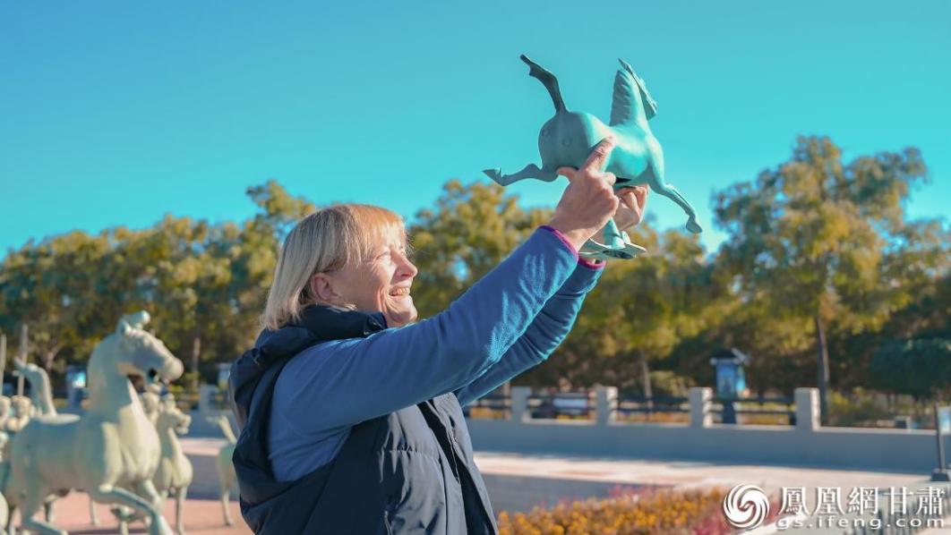 维娜获赠铜奔马，爱不释手。