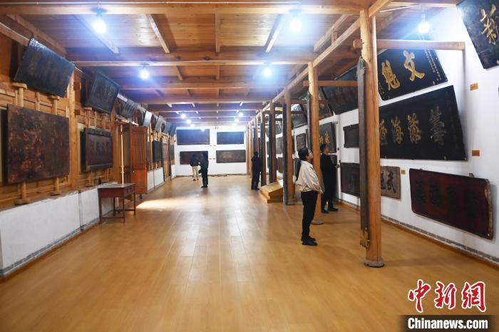 10月23日，甘肃省天水市秦安县明清街秦安匾额博物馆，游人参观当地收藏的匾额。中新社记者　李亚龙　摄