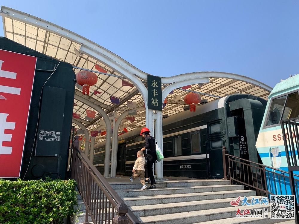 10月11日，在永丰县滨江公园的火车文化公园，市民正参观对口支援铁路机车车辆。(郑周贇 摄)