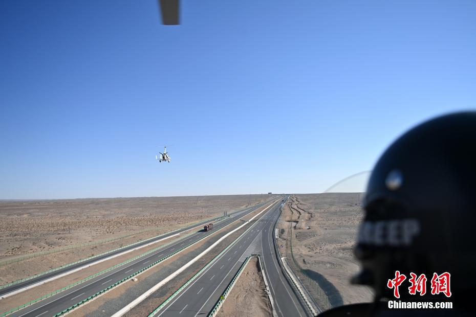图为“飞天警队”开展空中巡防任务 中新社记者 九美旦增 摄