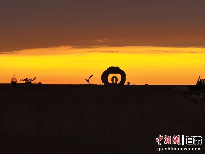 民勤县沙漠雕塑国际创作营　李大伟　摄