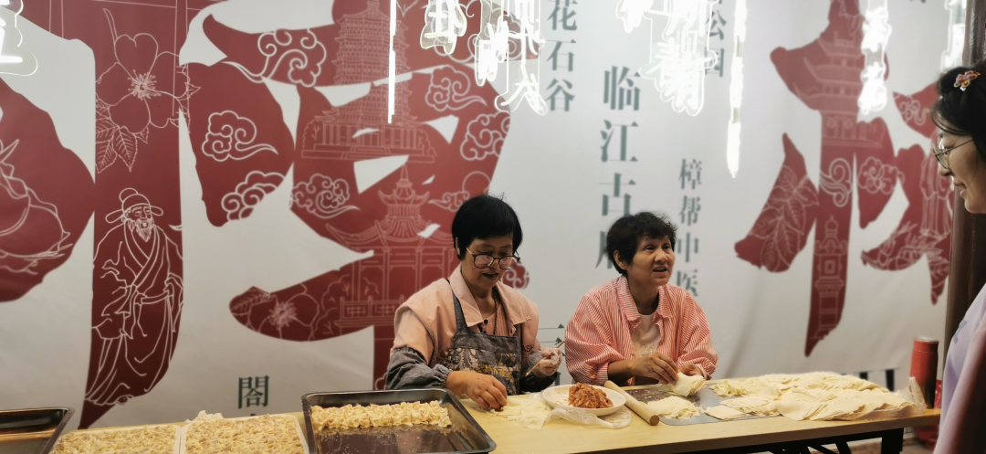 在中医药文化夜市,商家正在制作“药清汤”。