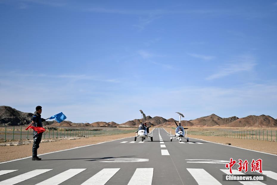 图为“飞天警队”机械师进行地面指挥 中新社记者 九美旦增 摄