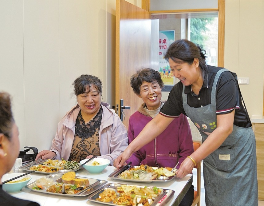 居民来到矿区段南沟社区老年食堂就餐。山西日报通讯员摄