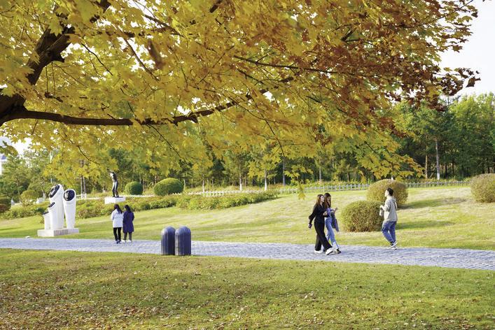 市民在长春世界雕塑园内欣赏秋日美景。