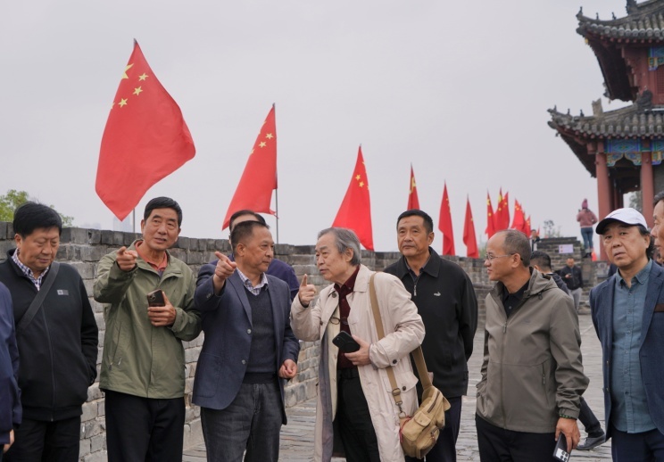 梁有政(左三)书记带领大家参观临汉门城墙遗址