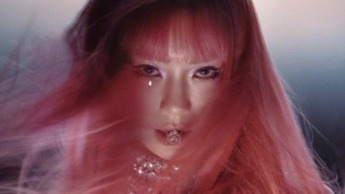 戚薇在新歌《粉钻》放飞了？上半身只用项链遮体，大秀春光遭热议封面图