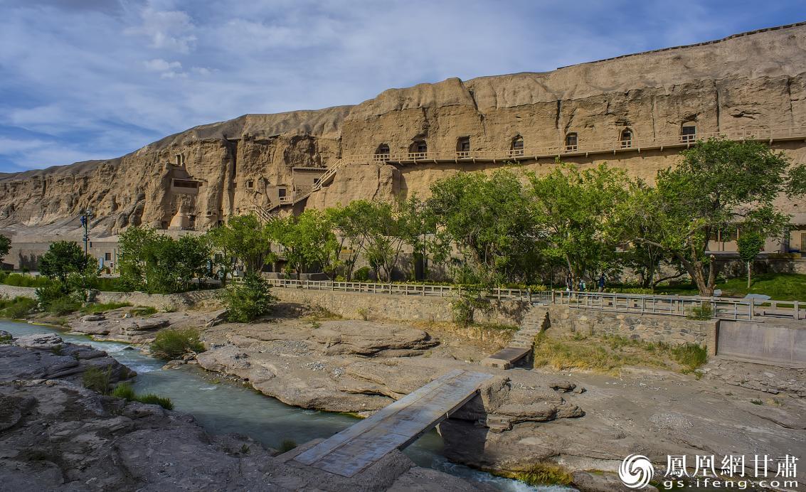 榆林窟开凿在榆林河峡谷两岸的崖壁上,因河岸边榆树成林而得名。瓜州县委宣传部供图