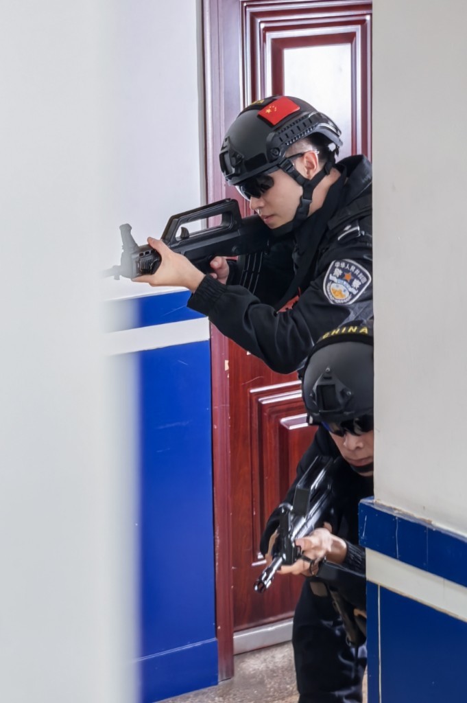 特警队员开展房屋、楼道反恐搜捕战术训练