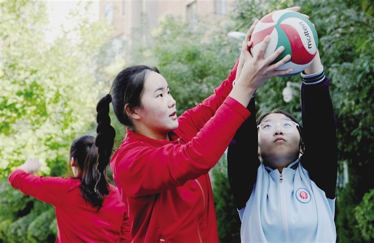 六十六中学生正在进行排球教学活动