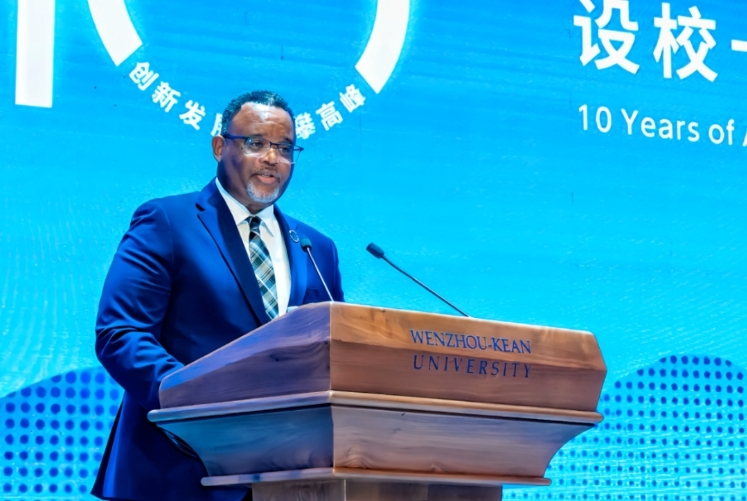 美国肯恩大学校长 拉蒙·雷波列特