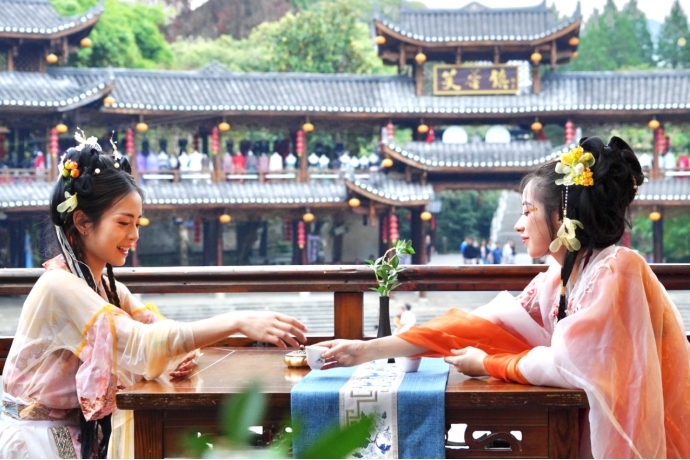 喜迎旅发会︱“福福”、“蓉蓉”喊你走进永顺，“湘”见芙蓉镇！