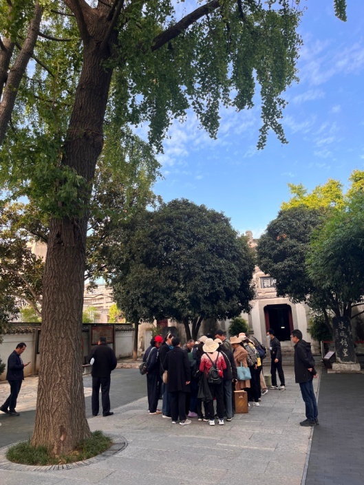 雨花石展览在米公祠吸引游客围观