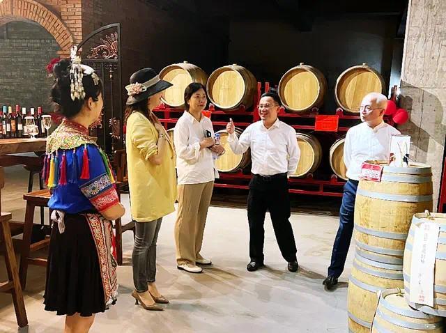 县长梁元和对唯楚酒庄表示赞赏和鼓励。