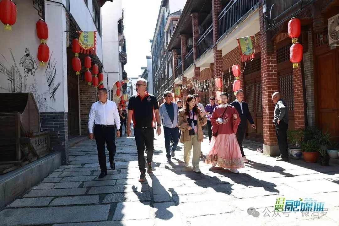 国际龙舟联合会主席克劳迪奥&middot;舍米（左二）一行参观长乐古镇
