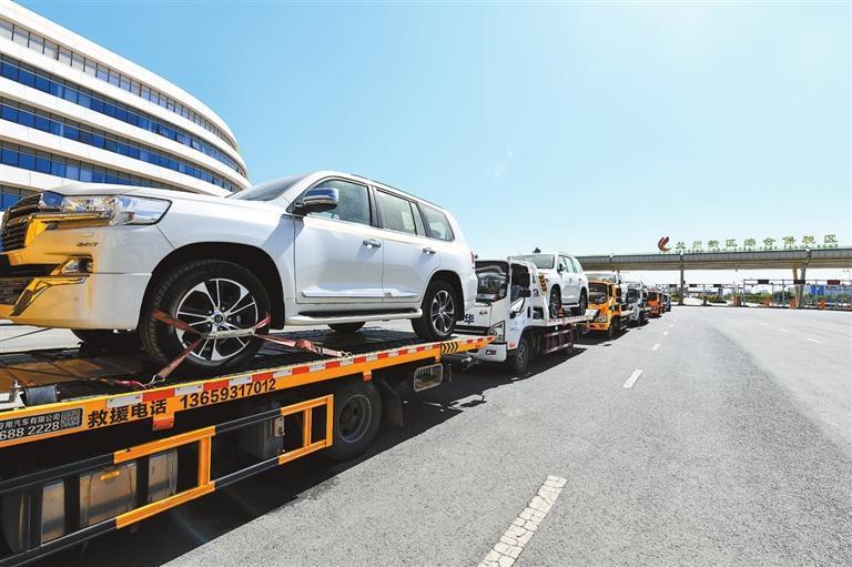 进口汽车整车落地兰州新区综合保税区　新甘肃&middot;甘肃日报记者　丁凯