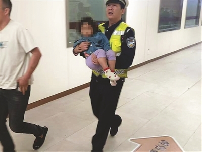 民警将孩子紧急送医