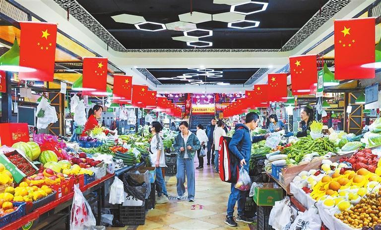 群众在兰州五泉肉菜市场采购　新甘肃&middot;甘肃日报记者　田蹊