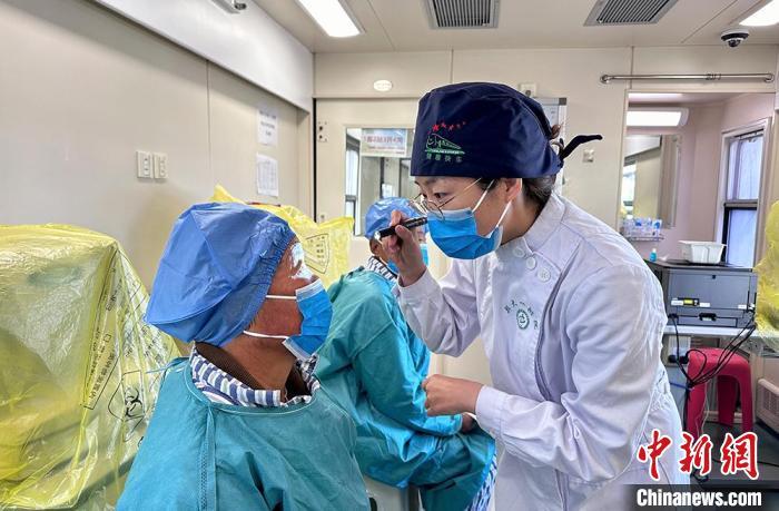 来自郑州大学第一附属医院眼科医护人员为患者进行术前检查　高展　摄