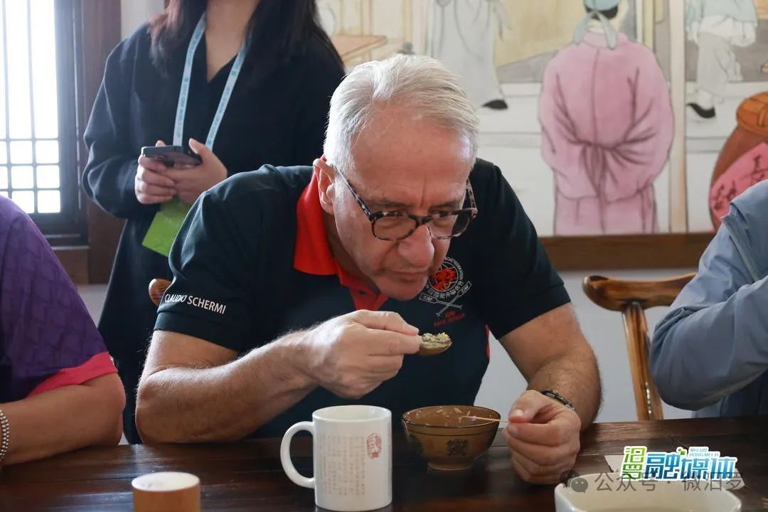 国际龙舟联合会主席克劳迪奥&middot;舍米品尝长乐甜酒