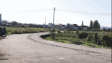 施工人员挖开管道后未恢复道路 安源区跃进村一道路破损出行难