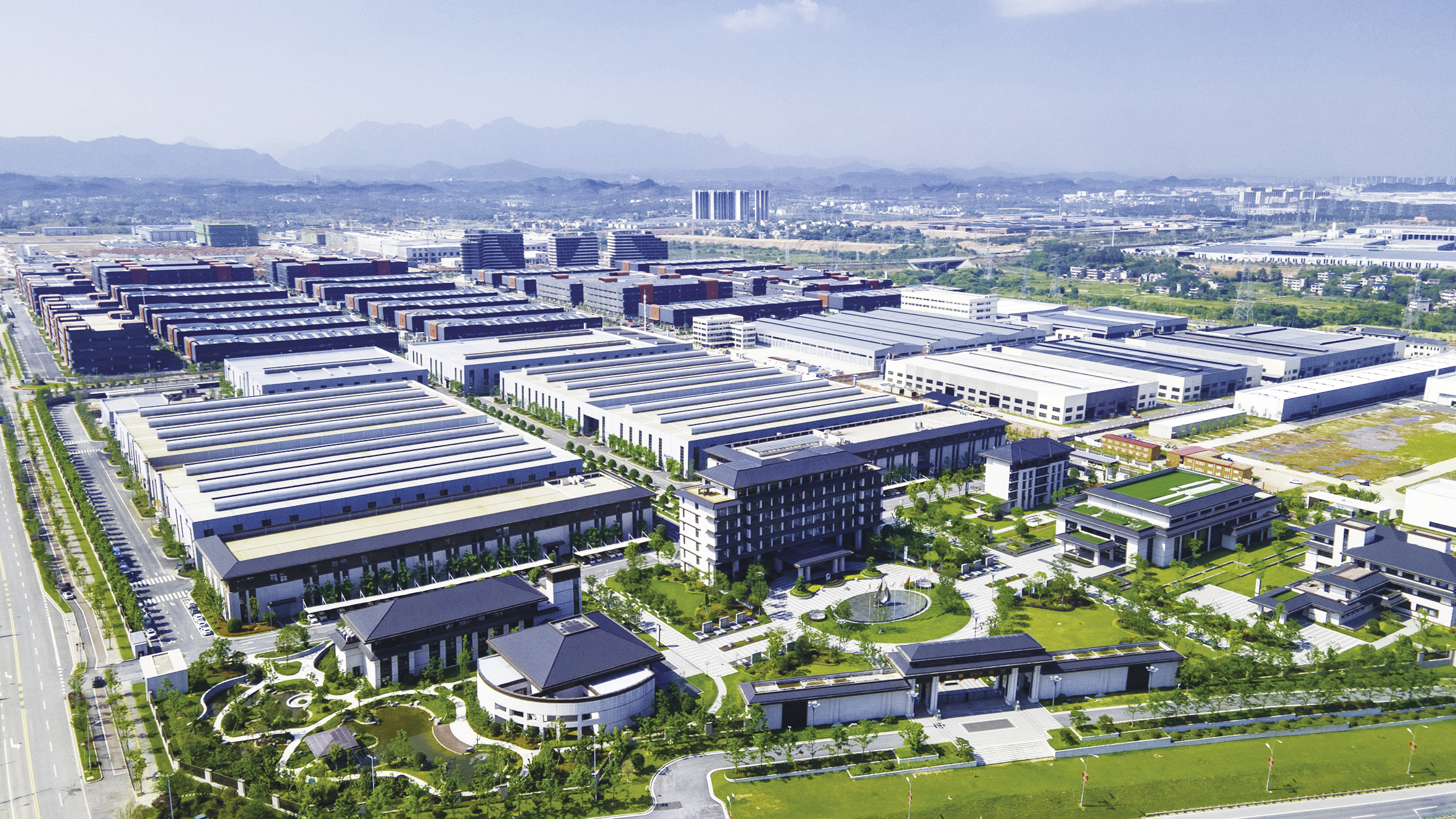 上饶经开区厂房如林,像效果图那么美。 陈昱杰 摄