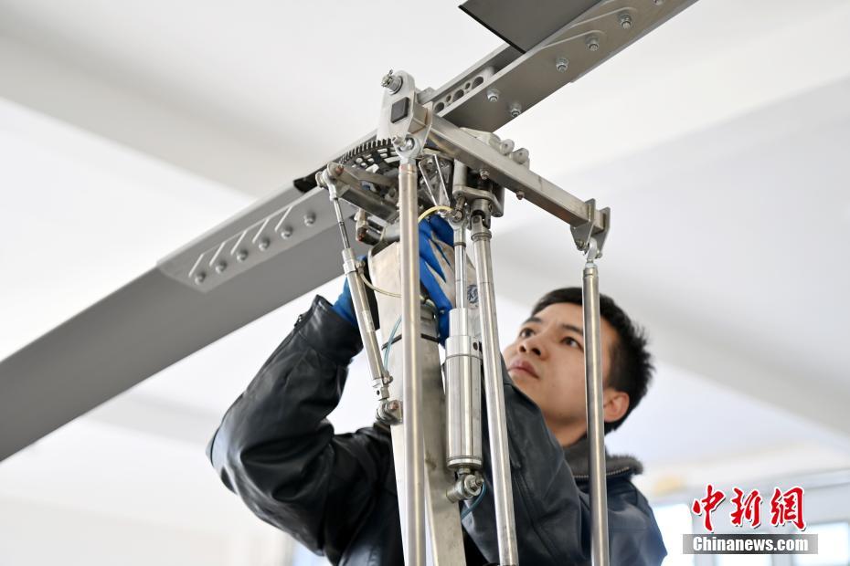 图为“飞天警队”机械师刘满强在巡防任务后检查旋翼机安全隐患 中新社记者 九美旦增 摄