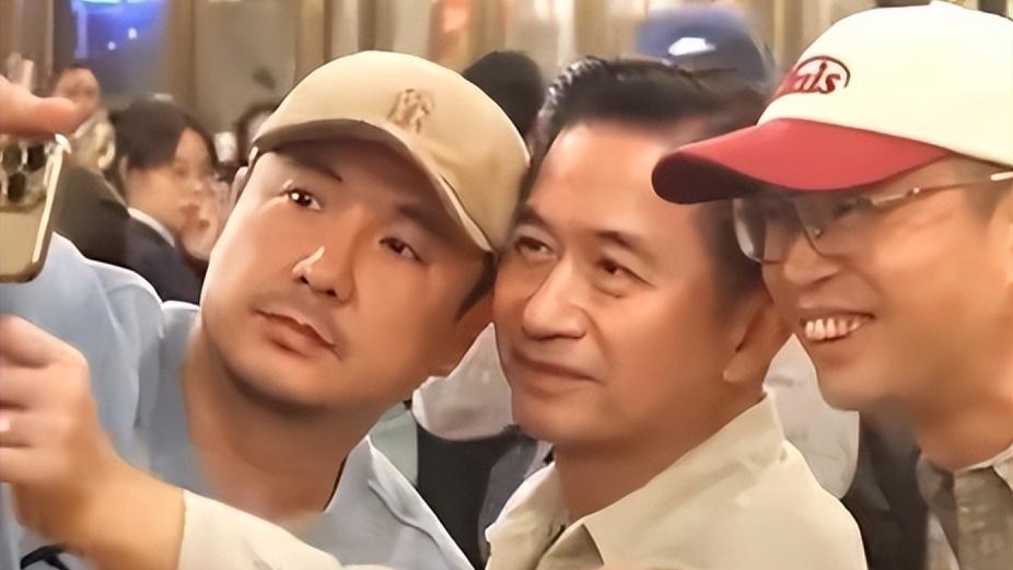 44岁沈腾亮相乌镇大口吃席，一个动作，暴露了他与黄磊的真实关系封面图