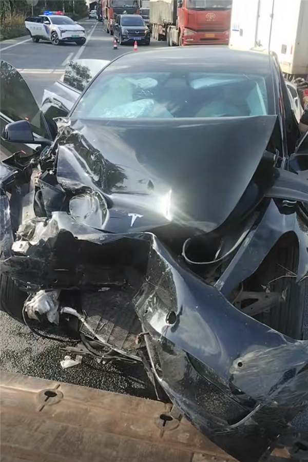 特斯拉Model 3高速上失控：一说念横行直走 前车飞奔被顶翻