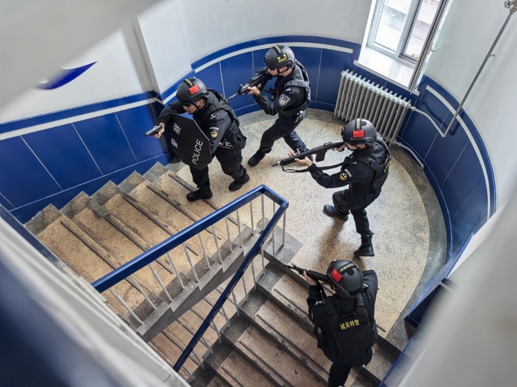 特警队员开展房屋、楼道反恐搜捕战术训练