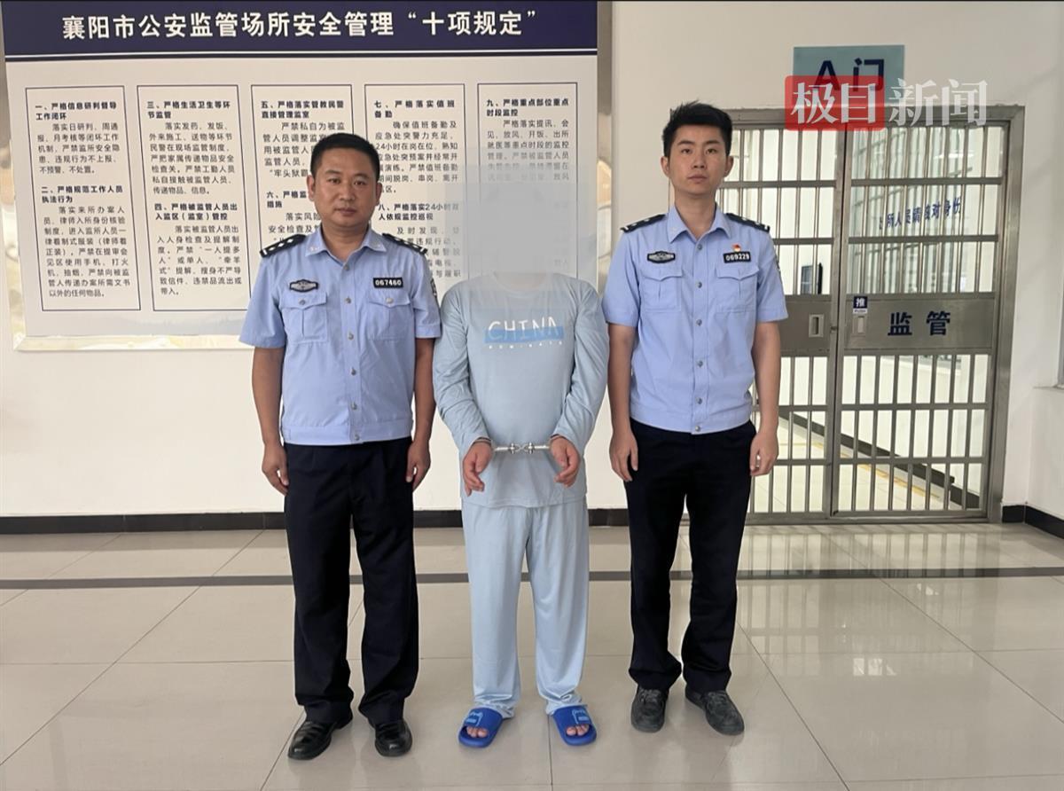 民警将嫌疑人送看.jpg