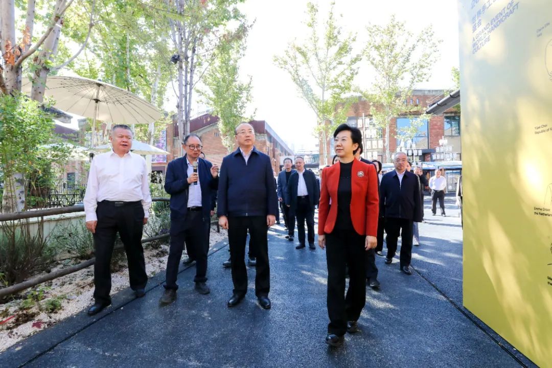 张祥安一行在陶溪川考察，胡雪梅等陪同。（全媒体记者 刘定远 摄）