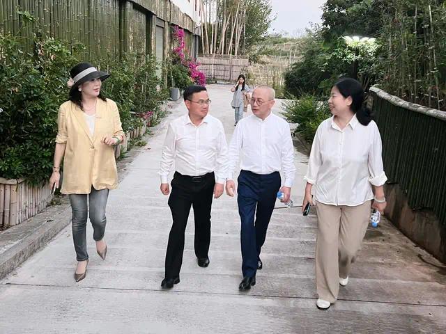 叶文智(右二)、县长梁元和(左二)、蔚蓝航空董事长宋谨(右一)在唯楚酒庄调研指导,吴茹介绍酒庄现状。