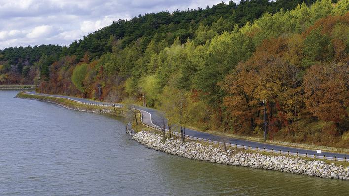 深秋，净月潭国家级风景名胜区，仿佛一幅浓墨重彩的油画。