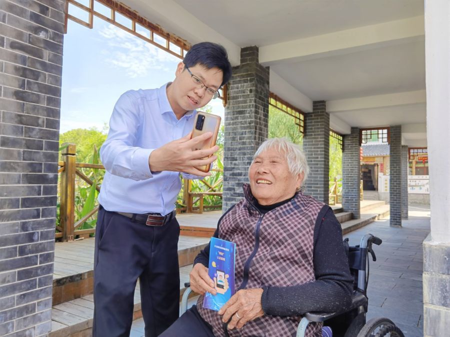 工作人员上门为行动不便的老人进行待遇资格认证。