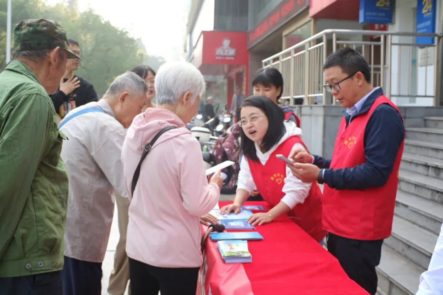 赣州市组织13家银行开展系列“社保服务进万家”活动，图为工作人员在作介绍。