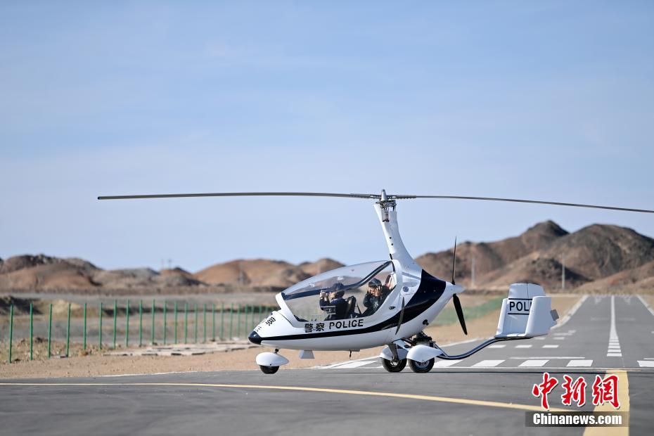 图为“飞天警队”队员做起飞前准备 中新社记者 九美旦增 摄