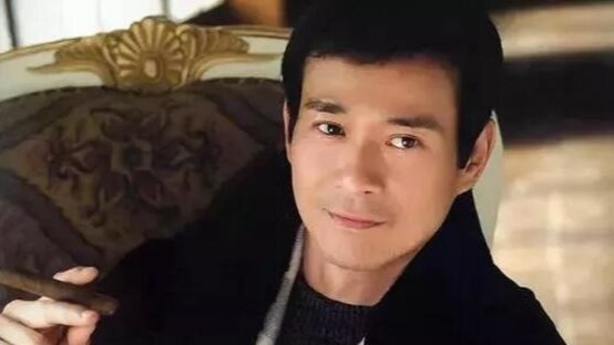 “香帅”郑少秋32岁秃头，为帅气戴38年假发，只在前妻追悼会摘下封面图