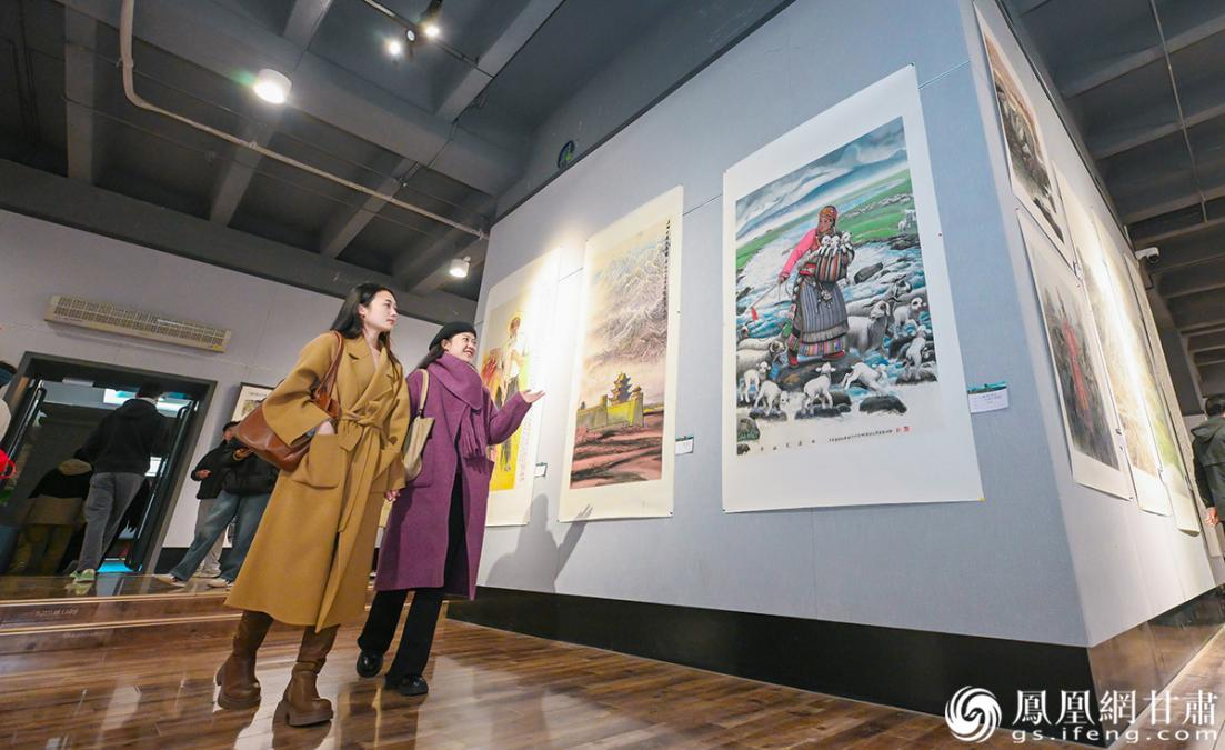 “幸福美好新甘肃——庆祝中华人民共和国成立75周年省政府文史馆馆员研究员祁连山写生创作书画作品巡回展”吸引高校师生参观