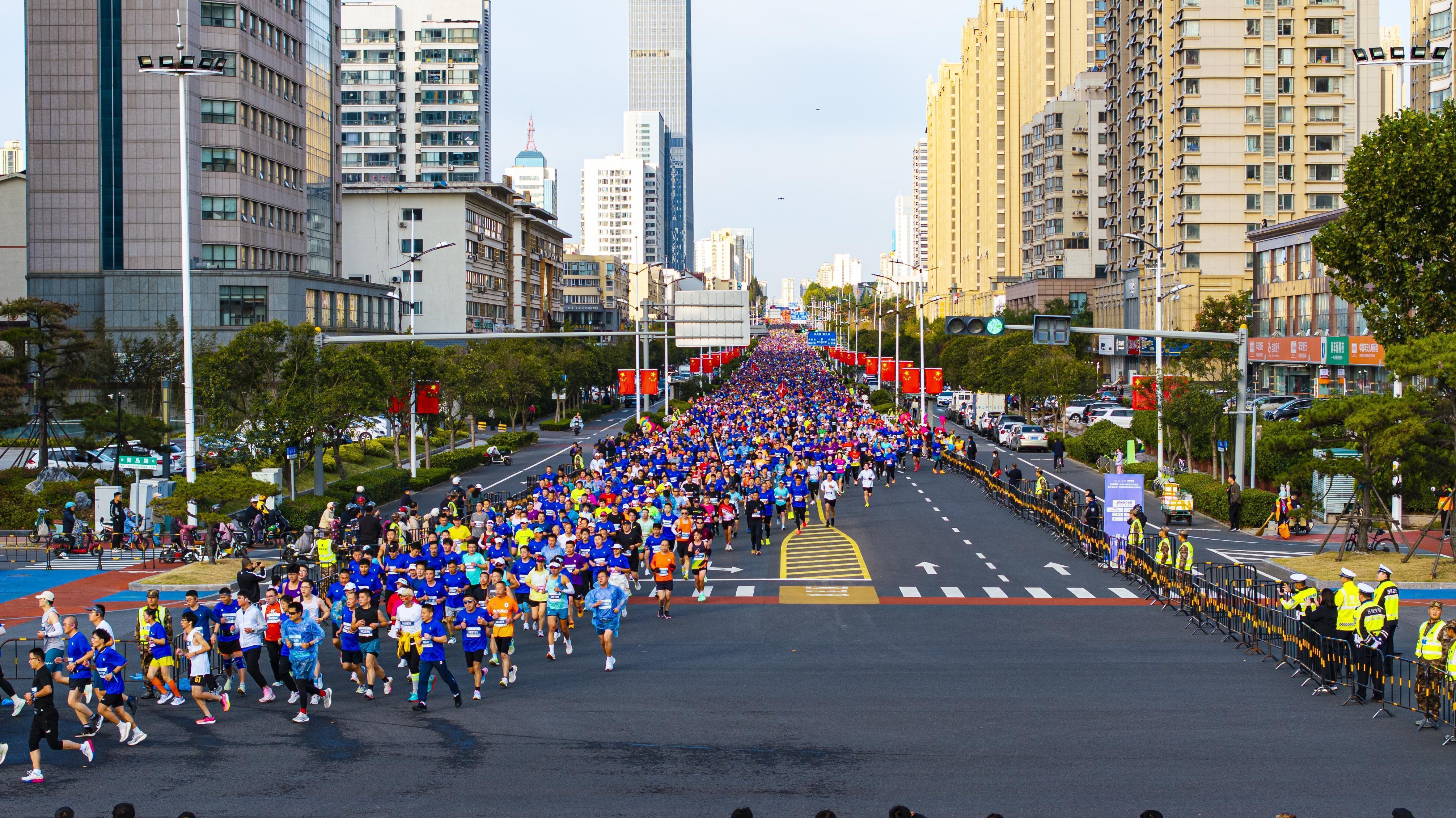 10月20日，在山东日照，马拉松选手们奋力奔跑。刘晓彬 摄