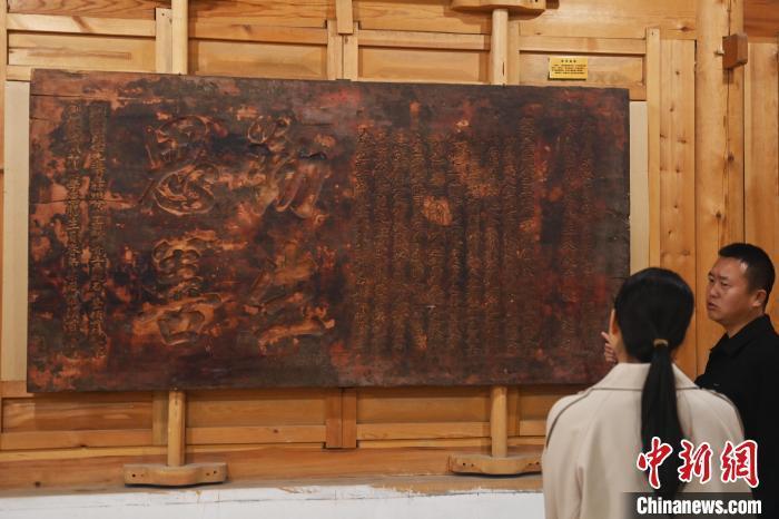 10月23日，甘肃省天水市秦安县明清街秦安匾额博物馆，游人参观历史名人梁凤仪所题《勤生思善》的匾额。中新社记者　李亚龙　摄