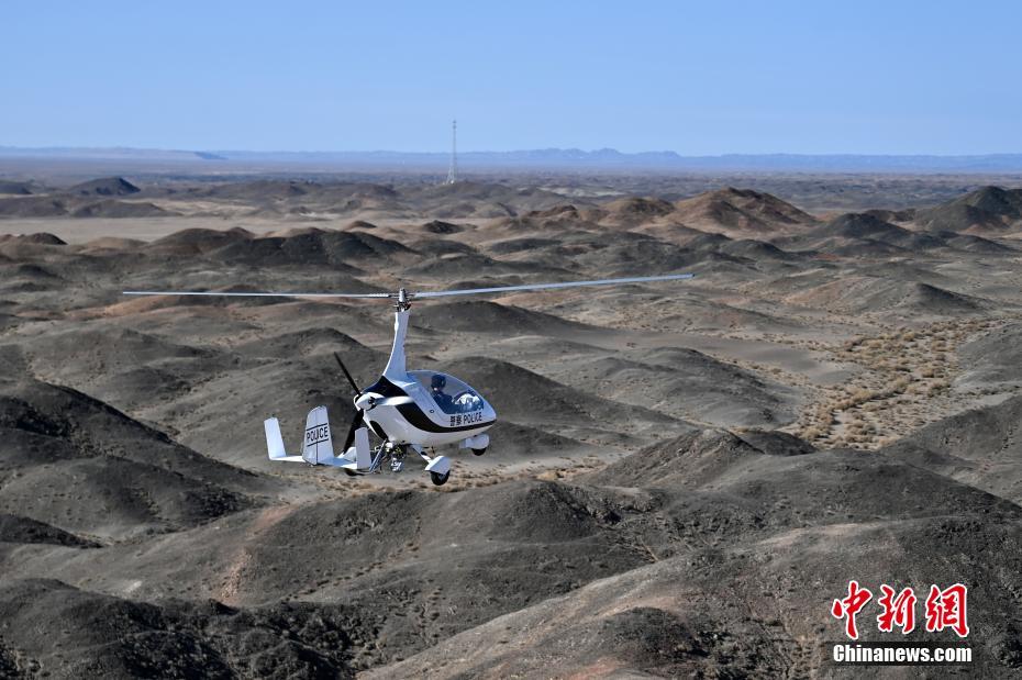 图为旋翼机队开展空中巡防任务 中新社记者 九美旦增 摄