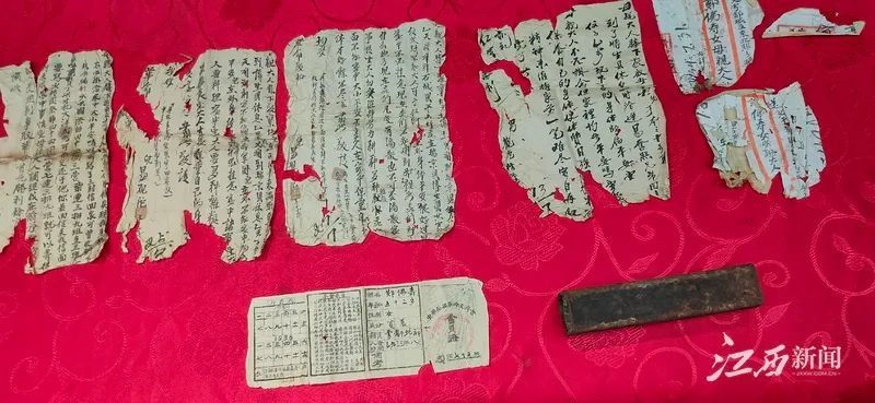 ▲四封家书和保存家书的铁盒子。易克美供图