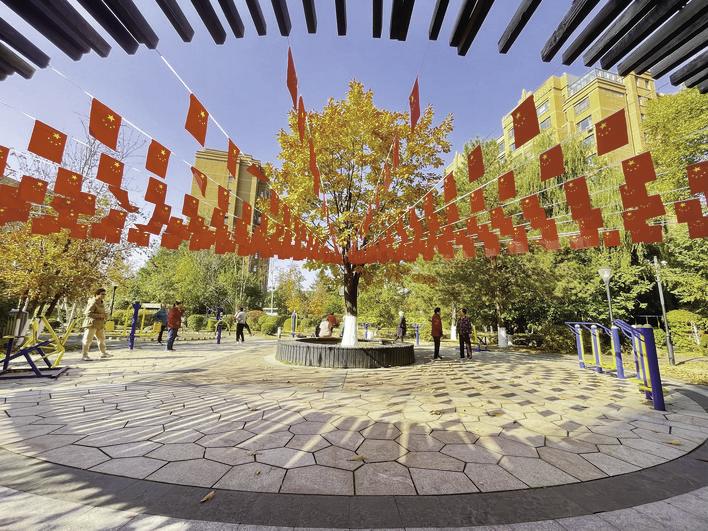 市民在秋日的暖阳下运动健身。